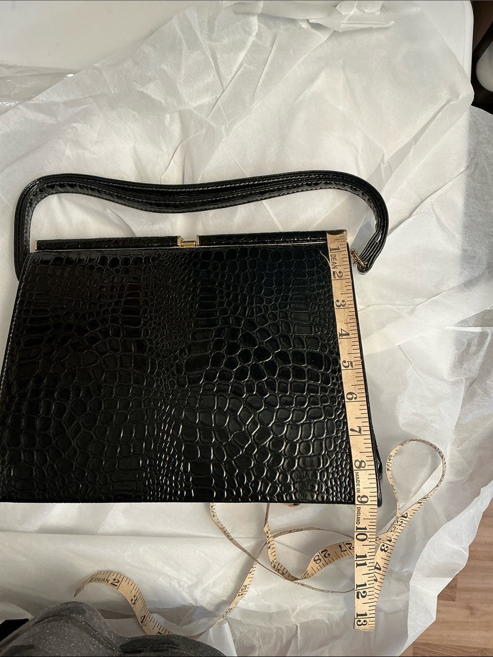 2024 - Classic Black Croc-Embossed Structured Shoulder Bag. - Picture 9 of 10
